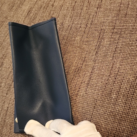 New Leather Navy/Gold H Tissue Cover - Picture 7 of 12